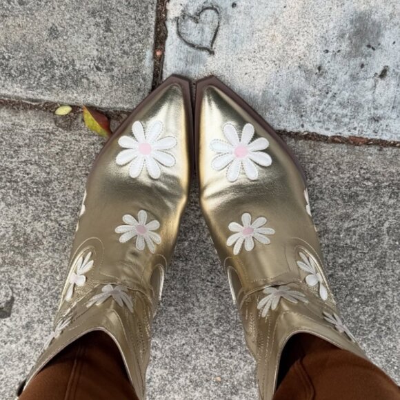 new Betsey Johnson Teddyy Gold Boots 2510 2T9M - Picture 1 of 7